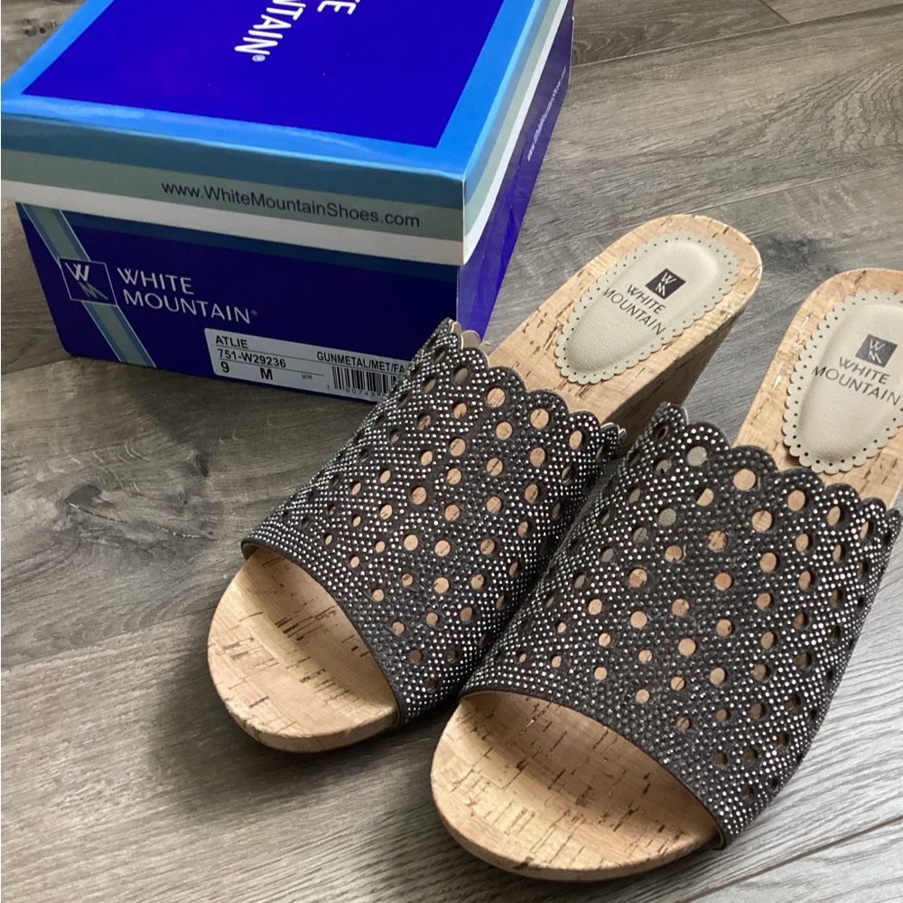 White Mountain women’s size 9. NWT color is gunmetal